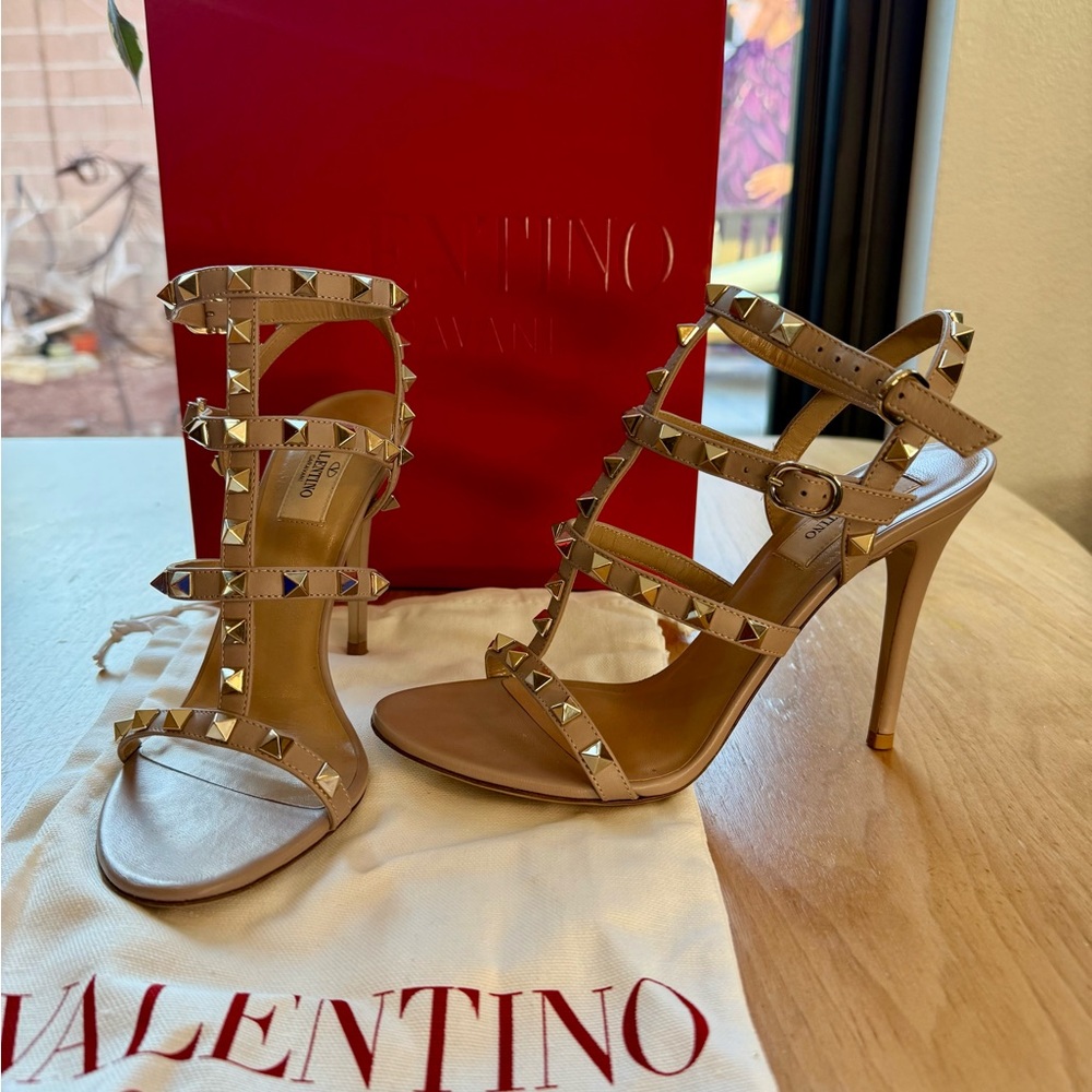 Valentino Garavani Rockstud Sandals in Poudre - Size 37.5 (7.5) - Picture 2 of 5